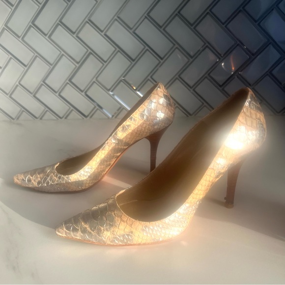 STUART WEITZMAN GOLD SILVER SNAKESKIN HEELS/ PUMPS  SIZE 7.5 M - Picture 1 of 16